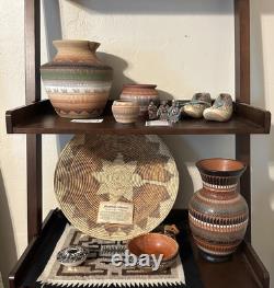 Pottery signée navajo. Panier tissé (non natif) et autres pièces non signées.