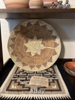 Pottery signée navajo. Panier tissé (non natif) et autres pièces non signées.