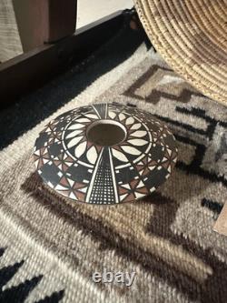 Pottery signée navajo. Panier tissé (non natif) et autres pièces non signées.