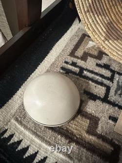 Pottery signée navajo. Panier tissé (non natif) et autres pièces non signées.