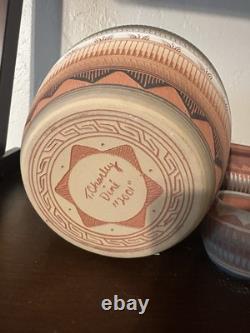 Pottery signée navajo. Panier tissé (non natif) et autres pièces non signées.