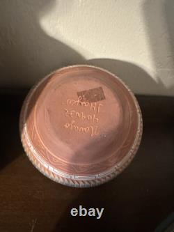 Pottery signée navajo. Panier tissé (non natif) et autres pièces non signées.