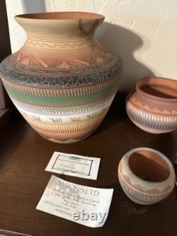 Pottery signée navajo. Panier tissé (non natif) et autres pièces non signées.