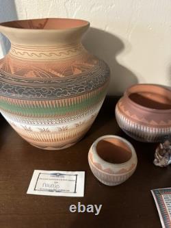 Pottery signée navajo. Panier tissé (non natif) et autres pièces non signées.