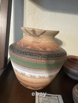 Pottery signée navajo. Panier tissé (non natif) et autres pièces non signées.