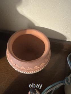 Pottery signée navajo. Panier tissé (non natif) et autres pièces non signées.