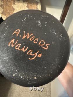 Pottery signée navajo. Panier tissé (non natif) et autres pièces non signées.