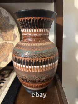 Pottery signée navajo. Panier tissé (non natif) et autres pièces non signées.