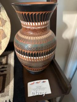 Pottery signée navajo. Panier tissé (non natif) et autres pièces non signées.