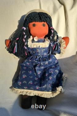 Poupée Suzy Belle Hualapai Amérindienne en tissu Années 1970 Fleurs bleues