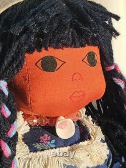 Poupée Suzy Belle Hualapai Amérindienne en tissu Années 1970 Fleurs bleues