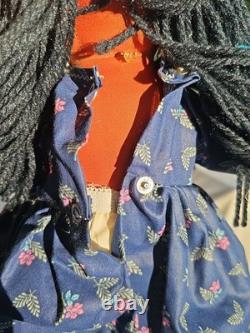 Poupée Suzy Belle Hualapai Amérindienne en tissu Années 1970 Fleurs bleues