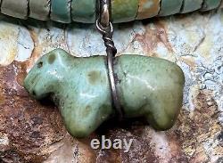 RARE Pendentif Ours Fétiche en Turquoise Sculpté de LEEKYA DEYUSE Zuni Ancien avec Collier