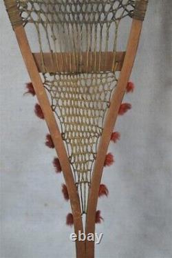 Raquettes anciennes enneigées, fabriquées à la main par des Amérindiens avec des pompons, Nord-Est des années 1800.
