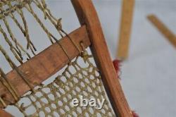 Raquettes anciennes enneigées, fabriquées à la main par des Amérindiens avec des pompons, Nord-Est des années 1800.