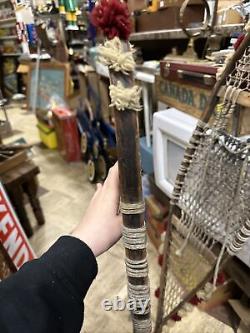 Raquettes anciennes faites à la main par les Amérindiens avec des franges du Nord-Est des années 1800