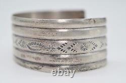 Rare Early Fred Harvey 5 STORY TALL VINTAGE NAVAJO STERLING SILVER BRACELET CUFF
	<br/>	  	Bracelet manchette en argent sterling navajo vintage rare de Fred Harvey de 5 étages de hauteur