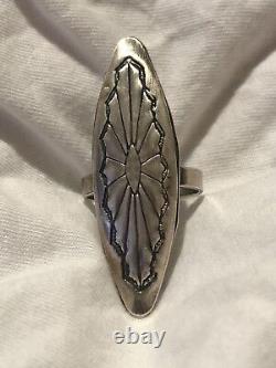 Rare Early Navajo Coin Ingot Sterling Silver Long Ring Sz 8.5 Native American can be translated into French as:
'Bague longue en argent sterling avec un rare lingot de pièce Navajo ancienne, taille 8.5, amérindien'