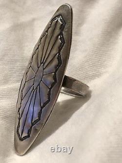 Rare Early Navajo Coin Ingot Sterling Silver Long Ring Sz 8.5 Native American can be translated into French as:
'Bague longue en argent sterling avec un rare lingot de pièce Navajo ancienne, taille 8.5, amérindien'