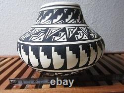 Rare Early One Of A Kind Master Potter Marvin Blackmore Native American Pot <br/> <br/>
   Poterie rare et unique du maître potier Marvin Blackmore, Amérindien