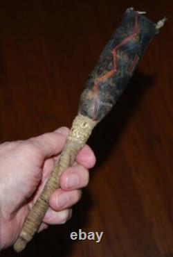 Rare ancienne hochets en rawhide navajo profondément incisés peints en rouge, flèche bleue éclairante