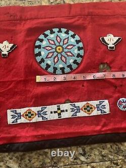 Robe ancienne vintage amérindienne perlée Cheyenne des années 1940, rosette et autres pièces