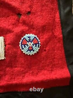 Robe ancienne vintage amérindienne perlée Cheyenne des années 1940, rosette et autres pièces