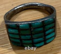 Superbe Zuni précoce en turquoise avec un petit rectangle turquoise en channel set 9.5 Y