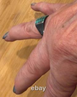 Superbe Zuni précoce en turquoise avec un petit rectangle turquoise en channel set 9.5 Y