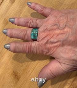 Superbe Zuni précoce en turquoise avec un petit rectangle turquoise en channel set 9.5 Y