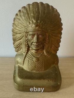 Support de livre antique en fonte représentant un chef amérindien avec finition en bronze, vers 1905. Lourd.