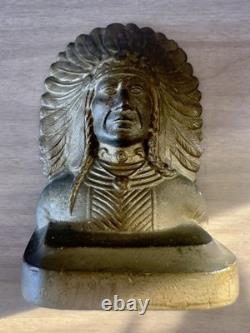 Support de livre antique en fonte représentant un chef amérindien avec finition en bronze, vers 1905. Lourd.