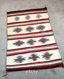 Tapis réversible en géométrique Thunderbird fait main Navajo ancien 48 x 34