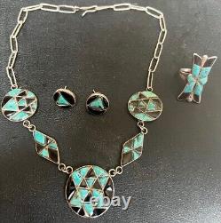 Très ancien ensemble de bijoux Zuni Pueblo Deco : collier, boucles d'oreilles et bague en incrustation de canaux.