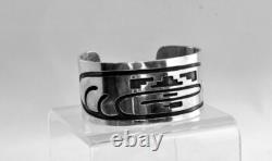 Un bracelet Hopi ancien, motif de baguette de danse d'oiseau Sikyátki en argent sterling surimposé
