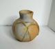 Vase En Argile Primitive Indienne Ancienne Avec Enveloppe De Peau Naturelle Amérindienne, Cuite Au Feu De Bois