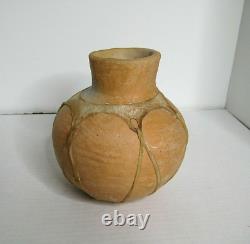 Vase en argile primitive indienne ancienne avec enveloppe de peau naturelle amérindienne, cuite au feu de bois
