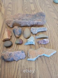 Vernis rouge du désert, effigie en pierre des Indiens d'Amérique, art rupestre, outils d'artefacts