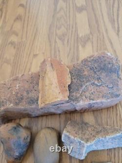 Vernis rouge du désert, effigie en pierre des Indiens d'Amérique, art rupestre, outils d'artefacts